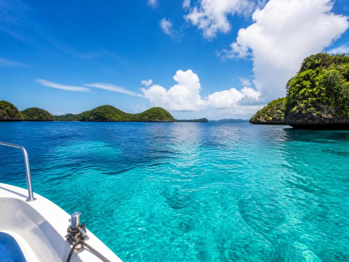 帛琉自由行必看的太平洋群島海景，碧藍透明海水環繞翠綠珊瑚島嶼